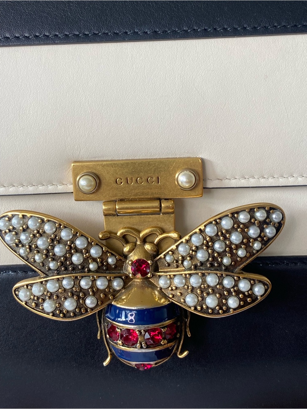 Gucci Black and Cream Top-Handle Satchel with Jeweled Bee Detail - Picture 2 of 12